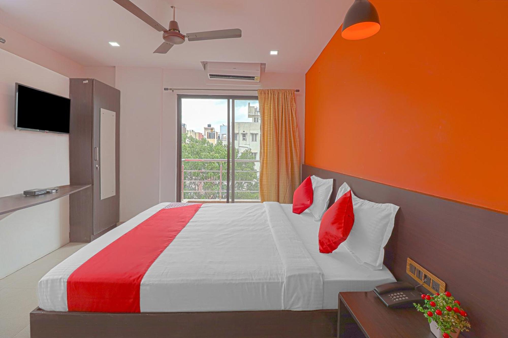 Super Hotel O Blooms Residency Near Baiyappanahalli Metro Station Бангалор Екстериор снимка